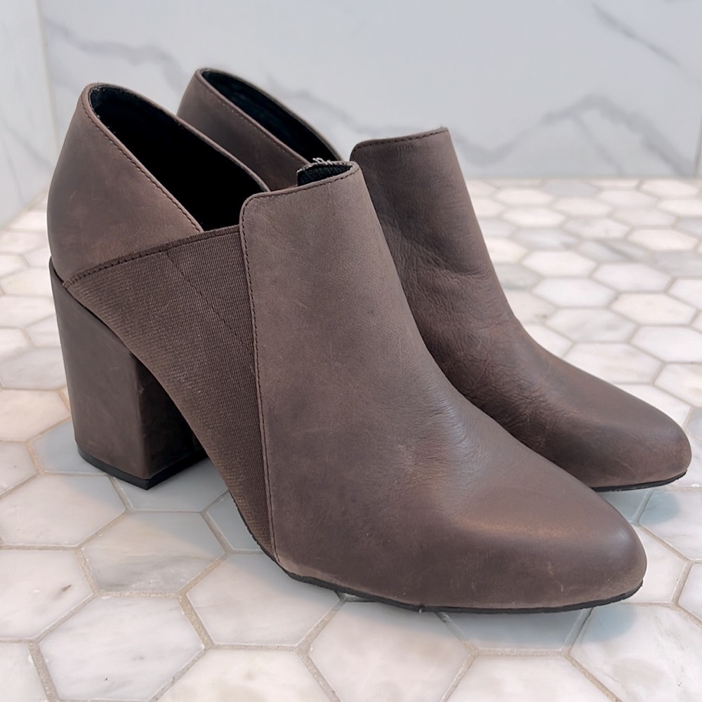 ❌CLEARANCE Adam Tucker Brown Leather Zayna Stacked Block Heel Boot Booties